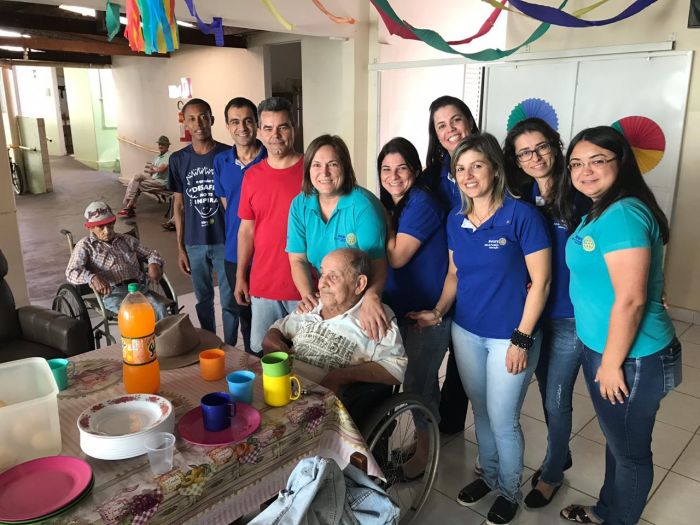 ENTREGA DE POLTRONAS NO LAR DO IDOSO